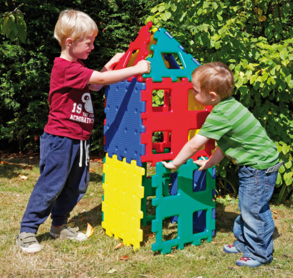 70-7100 XL Polydron with children