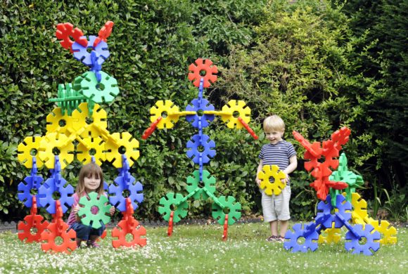 80-1020 Giant Octoplay 80 piece set models with children (1)-min